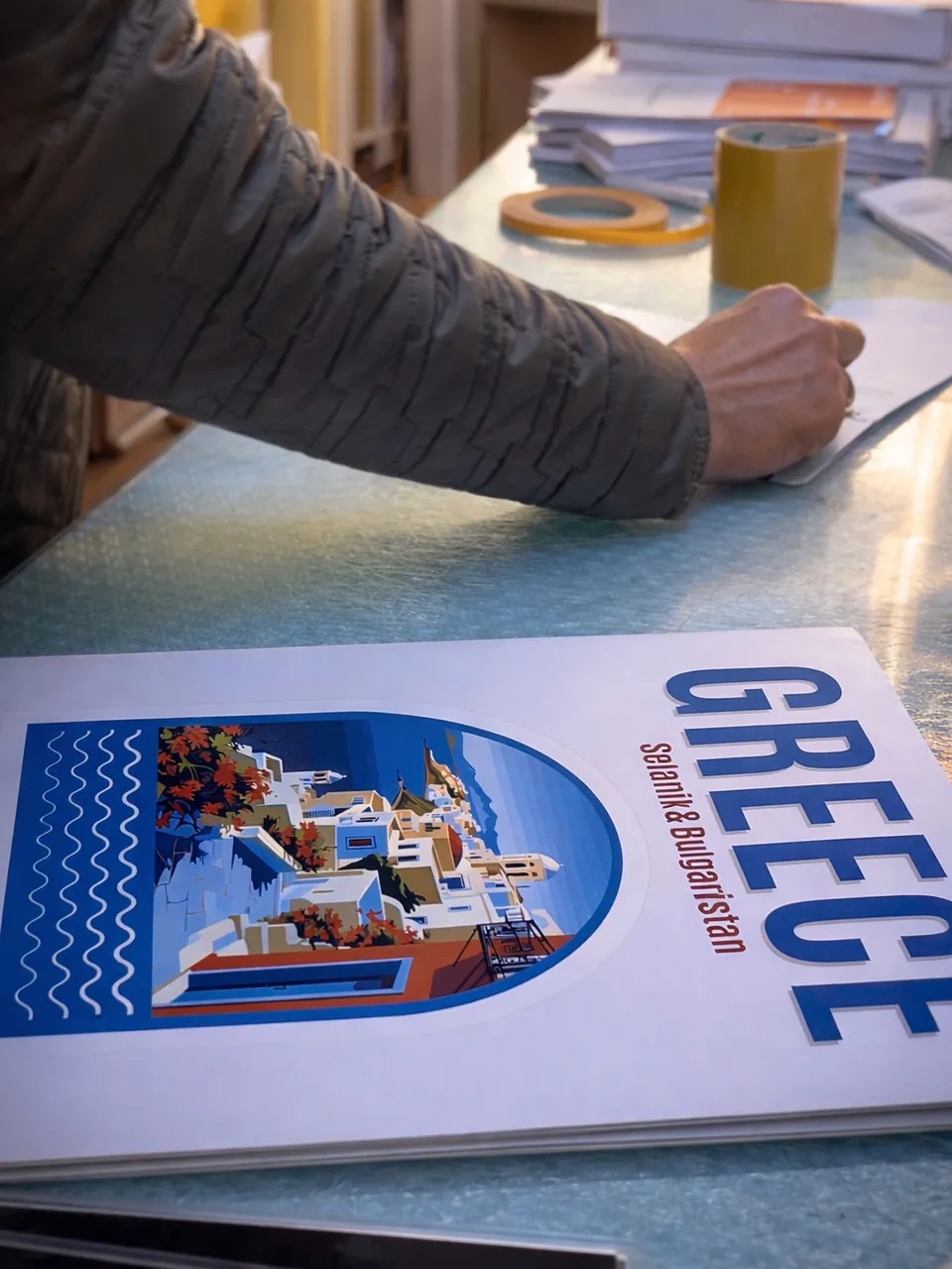 Greece kapaklı fotokitap, çalışma masasında